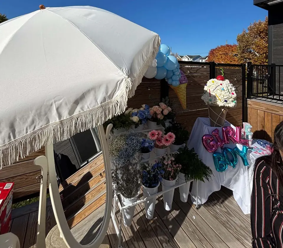 Bar à fleurs rose et bleu pour un dévoilement du sexe de bébé, ballons Girl Boy et gâteau en forme de cornet